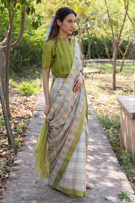 Surmaye Beige Embroidery Light Handwoven Jamdani Saree at Aza Fashions Surmaye_Beige Embroidery Light Handwoven Jamdani Saree _at_Aza_Fashions