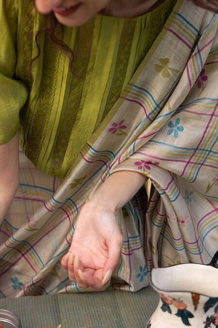 Buy Surmaye Beige Embroidery Light Handwoven Jamdani Saree Buy_Surmaye_Beige Embroidery Light Handwoven Jamdani Saree