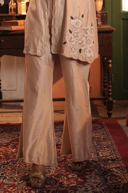 Midushi Bajoria_Cream Silk, Chanderi Embroidery V-neck Kurta Set _Online_at_Aza_Fashions