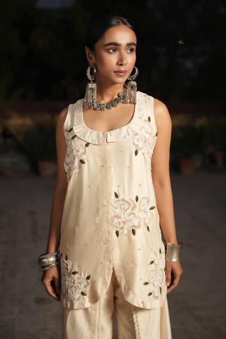 Midushi Bajoria_Off White Silk, Chanderi Embroidery Round Neck Kurta Set _Online_at_Aza_Fashions