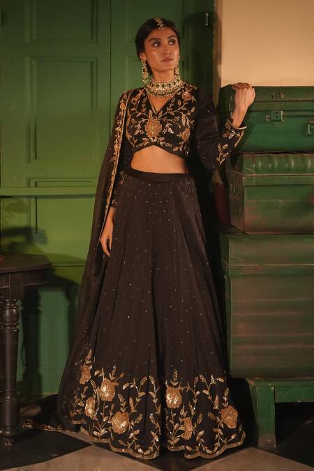 Buy_Midushi Bajoria_Black Tissue Embroidery V-neck Classic Lehenga Set 