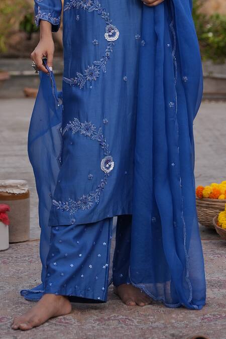 Buy_Midushi Bajoria_Blue Silk, Chanderi Embroidery V-neck Royal Kurta Set _Online_at_Aza_Fashions