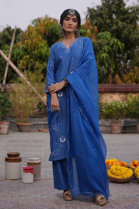 Midushi Bajoria_Blue Silk, Chanderi Embroidery V-neck Royal Kurta Set _at_Aza_Fashions