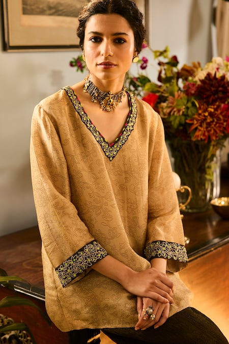 Buy_Saundh_Cream Viscose Embroidery V-neck Printed Shimmer Kurta And Pant Set _Online_at_Aza_Fashions