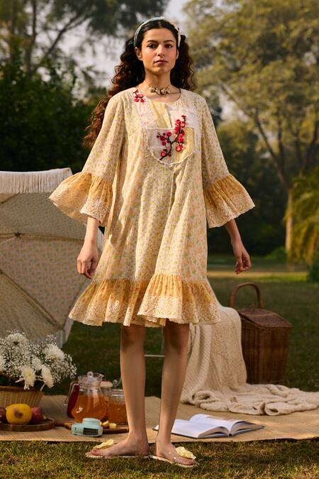 Buy_Saundh_Off White Embroidery Round Neck Floral Dress 