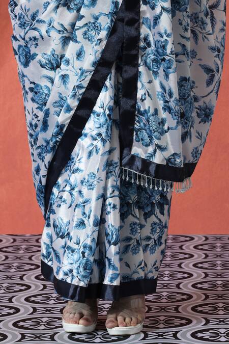 Naintara Bajaj_Off White Chiffon V-neck Floral Printed Pre-draped Saree Set _at_Aza_Fashions