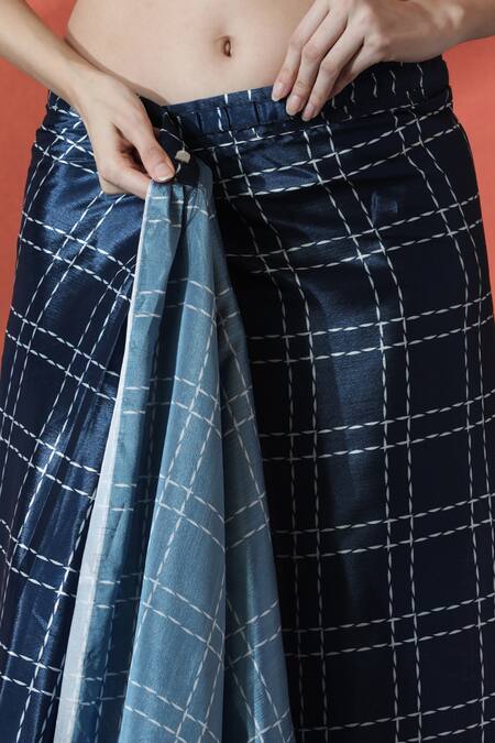 Naintara Bajaj_Blue Chiffon V-neck Printed Pre-draped Saree Set _at_Aza_Fashions