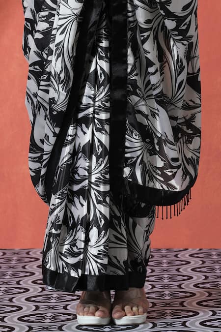 Buy_Naintara Bajaj_Black Chiffon V-neck Printed Pre-draped Saree Set _Online_at_Aza_Fashions