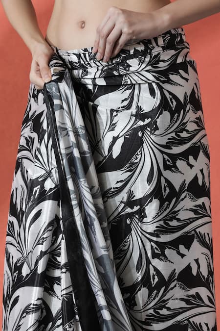 Naintara Bajaj_Black Chiffon V-neck Printed Pre-draped Saree Set _at_Aza_Fashions