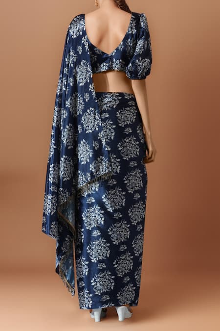 Naintara Bajaj_Blue Chiffon V-neck Printed Pre-draped Saree Set _Online_at_Aza_Fashions