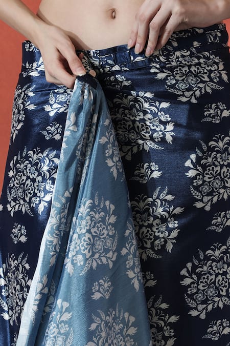 Naintara Bajaj_Blue Chiffon V-neck Printed Pre-draped Saree Set _at_Aza_Fashions