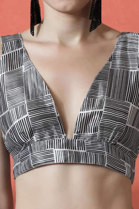 Naintara Bajaj_Black Chiffon V-neck And White Printed Pre-draped Saree Set _Online_at_Aza_Fashions