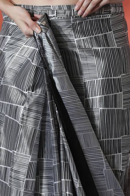 Buy_Naintara Bajaj_Black Chiffon V-neck And White Printed Pre-draped Saree Set _Online_at_Aza_Fashions