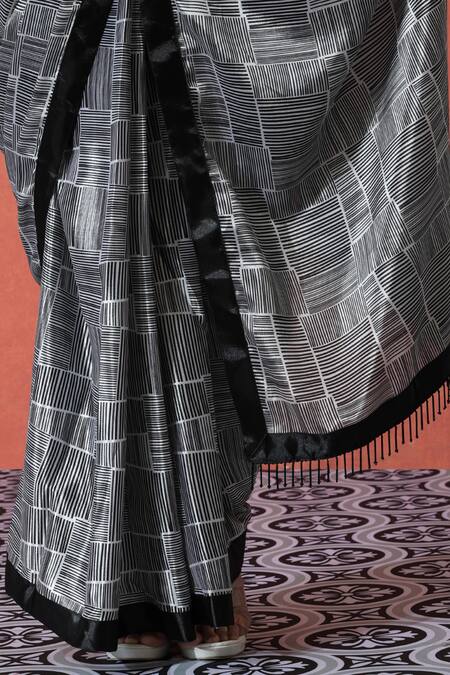 Shop_Naintara Bajaj_Black Chiffon V-neck And White Printed Pre-draped Saree Set _Online_at_Aza_Fashions