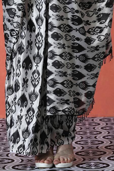 Buy_Naintara Bajaj_Off White Chiffon V-neck Printed Pre-draped Saree Set _Online_at_Aza_Fashions