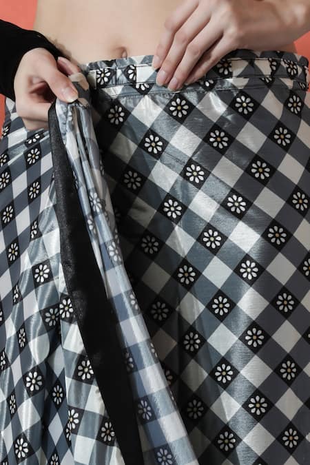 Buy_Naintara Bajaj_Black Chiffon V-neck And White Printed Pre-draped Saree Set _Online_at_Aza_Fashions