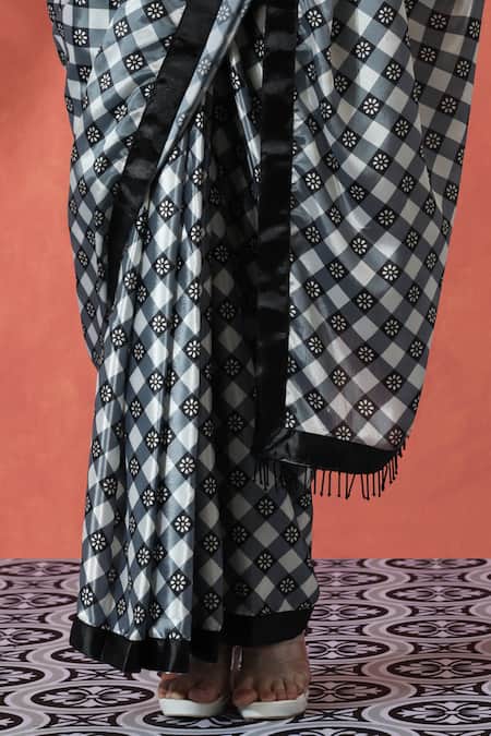 Shop_Naintara Bajaj_Black Chiffon V-neck And White Printed Pre-draped Saree Set _Online_at_Aza_Fashions