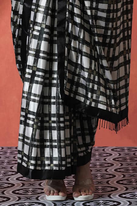 Naintara Bajaj_Black Chiffon Square Neck And White Printed Pre-draped Saree Set _at_Aza_Fashions