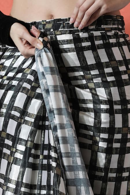 Buy_Naintara Bajaj_Black Chiffon Square Neck And White Printed Pre-draped Saree Set 