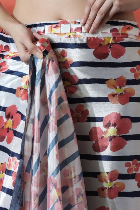 Naintara Bajaj_Multi Color V-neck Printed Pre-draped Saree Set _at_Aza_Fashions