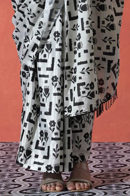 Buy_Naintara Bajaj_Off White V-neck Printed Pre-draped Saree And Blouse Set _Online_at_Aza_Fashions