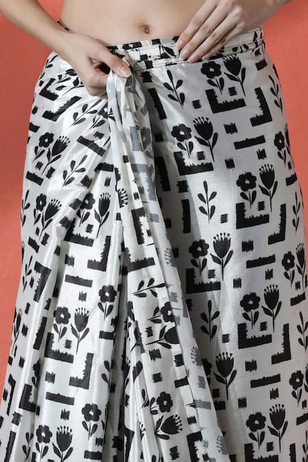 Naintara Bajaj_Off White V-neck Printed Pre-draped Saree And Blouse Set _at_Aza_Fashions