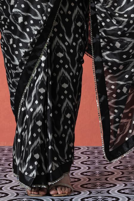 Naintara Bajaj_Black V-neck Printed Pre-draped Saree Set _Online_at_Aza_Fashions