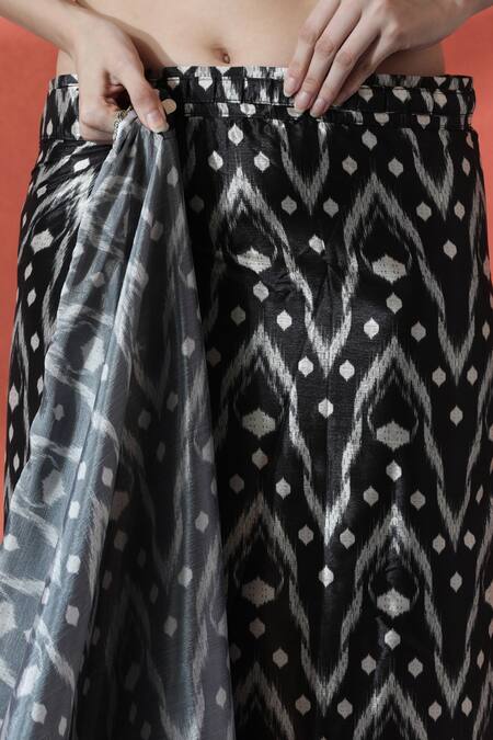 Shop_Naintara Bajaj_Black V-neck Printed Pre-draped Saree Set _Online_at_Aza_Fashions