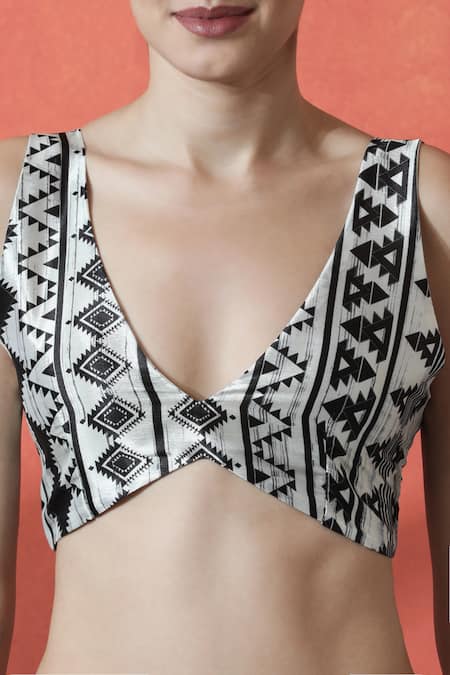 Naintara Bajaj_Off White V-neck Printed Pre-draped Saree Set _Online_at_Aza_Fashions