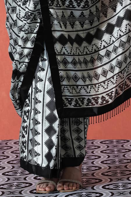 Naintara Bajaj_Off White V-neck Printed Pre-draped Saree Set _at_Aza_Fashions