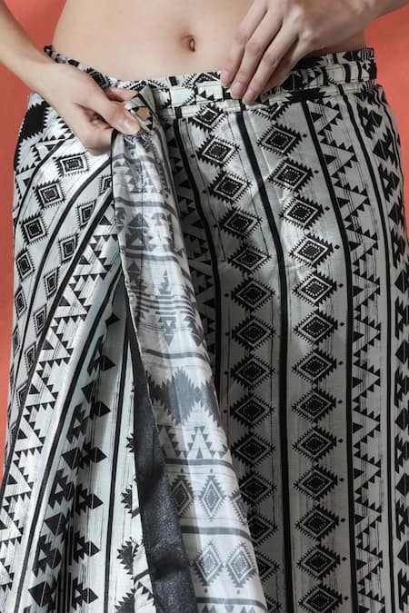 Buy_Naintara Bajaj_Off White V-neck Printed Pre-draped Saree Set 