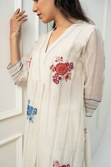 Pants And Pajamas White Chanderi Embroidery V-neck Floral Printed Kurta Set at Aza Fashions Pants And Pajamas_White Chanderi Embroidery V-neck Floral Printed Kurta Set _at_Aza_Fashions