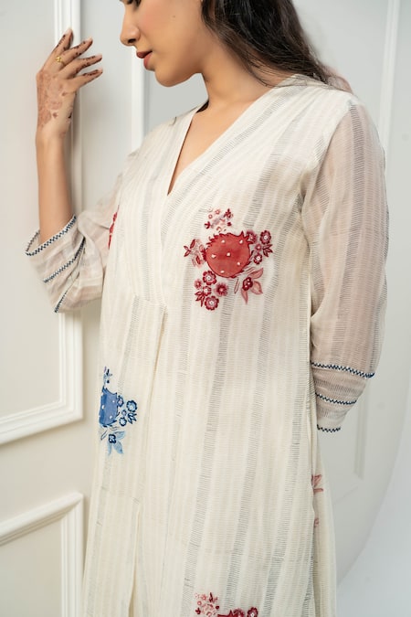 Buy Pants And Pajamas White Chanderi Embroidery V-neck Floral Kurta Online at Aza Fashions Buy_Pants And Pajamas_White Chanderi Embroidery V-neck Floral Kurta _Online_at_Aza_Fashions