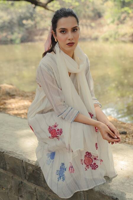 Buy Pants And Pajamas White Chanderi Floral Embroidered Stole Online at Aza Fashions Buy_Pants And Pajamas_White Chanderi Floral Embroidered Stole _Online_at_Aza_Fashions