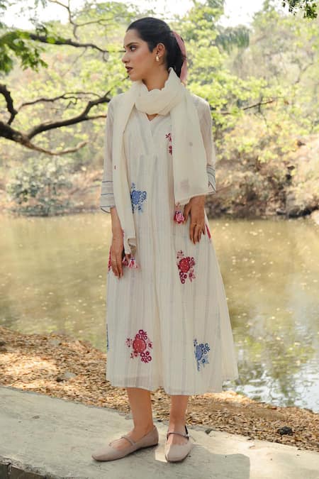 Shop Pants And Pajamas White Chanderi Floral Embroidered Stole at Aza Fashions Shop_Pants And Pajamas_White Chanderi Floral Embroidered Stole _at_Aza_Fashions