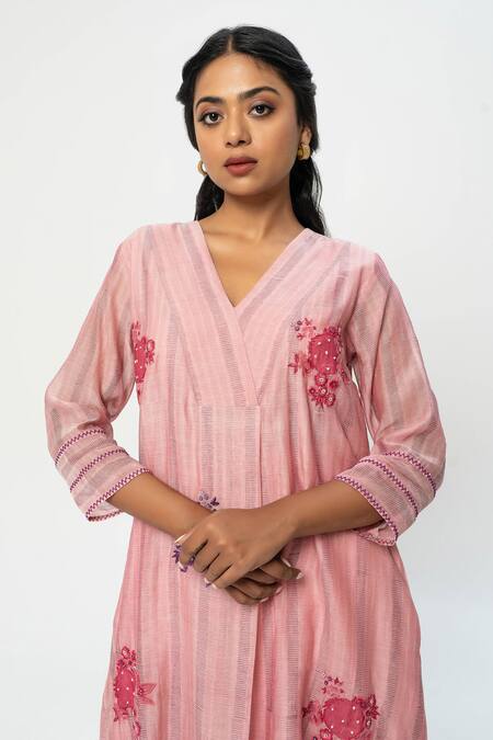 Shop Pants And Pajamas Pink Chanderi Embroidery V-neck Kurta Set Online at Aza Fashions Shop_Pants And Pajamas_Pink Chanderi Embroidery V-neck Kurta Set _Online_at_Aza_Fashions