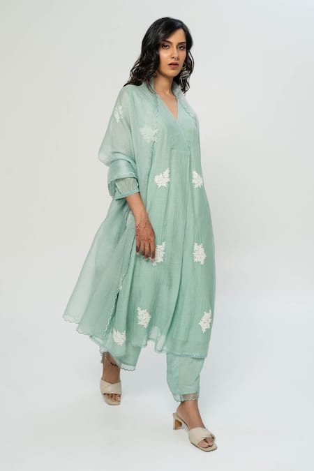 Pants And Pajamas Chanderi Kurta Set With Organza Stole 