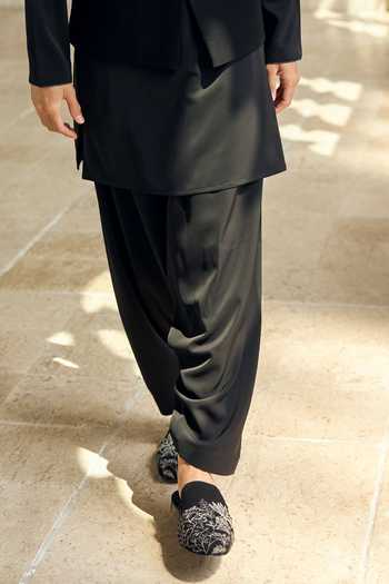 Buy_Seema Gujral_Black Crepe Embroidery Floral Bundi Set _Online_at_Aza_Fashions