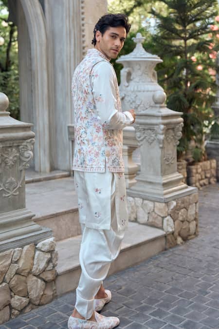 Seema Gujral Floral Embroidered Bundi Kurta Set 