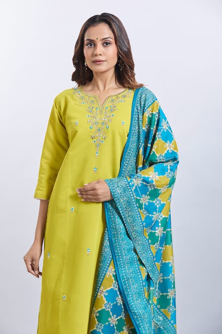 Naintara Bajaj_Yellow Viscose, Chanderi Embroidery V-neck Kurta Set _Online_at_Aza_Fashions