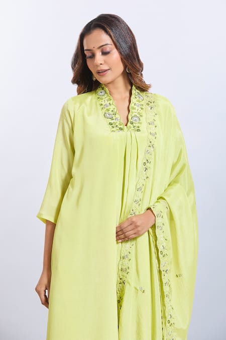 Samyukta Singhania_Yellow Embroidery V-neck Kurta Set _at_Aza_Fashions
