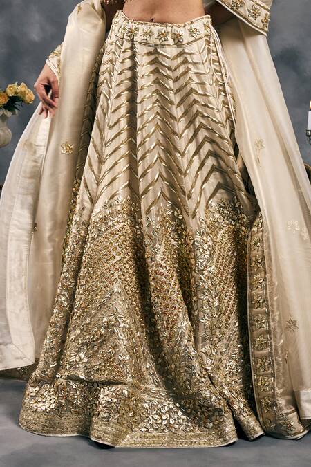 Buy_Vandana Sethi_Ivory Organza Beads, Embroidery V-neck Lehengas Set 