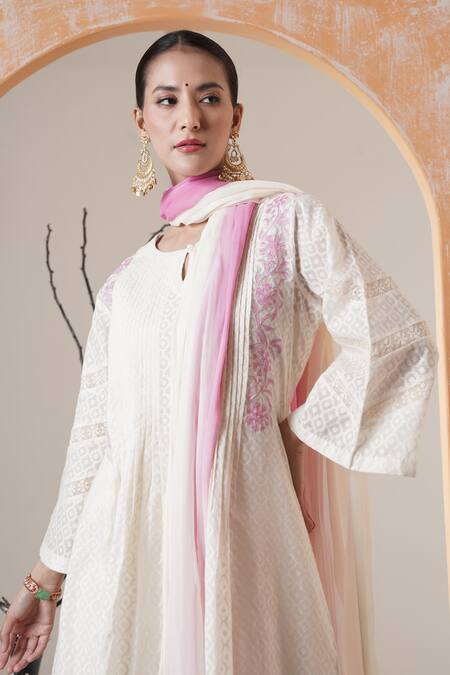 Surabhi Arya_White Chanderi Embroidery Keyhole Neck Kurta Set With Dupatta _Online_at_Aza_Fashions