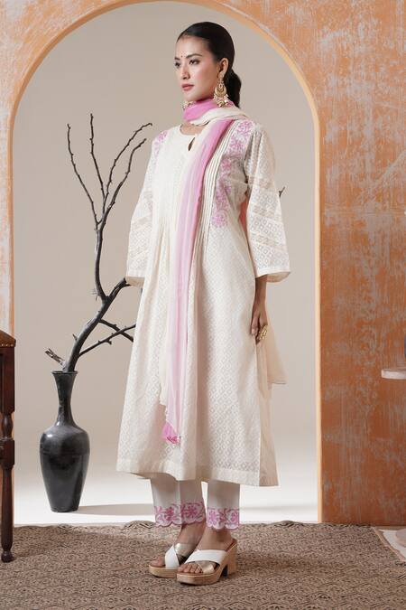 Buy_Surabhi Arya_White Chanderi Embroidery Keyhole Neck Kurta Set With Dupatta 