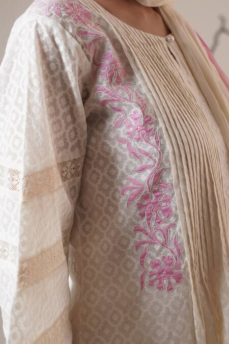 Shop_Surabhi Arya_White Chanderi Embroidery Keyhole Neck Kurta Set With Dupatta 