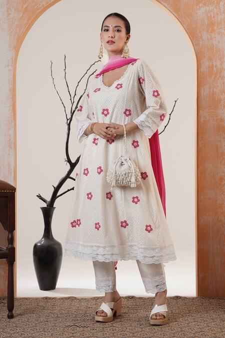 Surabhi Arya White Chanderi Embroidery V-neck Floral Kurta Set at Aza Fashions Surabhi Arya_White Chanderi Embroidery V-neck Floral Kurta Set _at_Aza_Fashions
