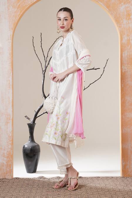 Surabhi Arya_White Chanderi Embroidery Collared Kurta Set With Dupatta _at_Aza_Fashions