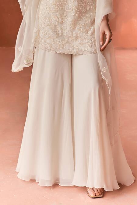 Summer By Priyanka Gupta_Ivory Organza, Georgette Embroidery Square Neck Folliage Kurta Set_Online_at_Aza_Fashions