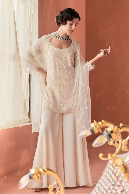 Summer By Priyanka Gupta_Ivory Organza, Georgette Embroidery Square Neck Folliage Kurta Set_at_Aza_Fashions
