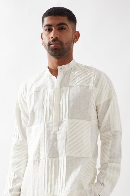 Son Of A Noble Snob_White Linen Slim Fit Check Pleated Kurta _Online_at_Aza_Fashions